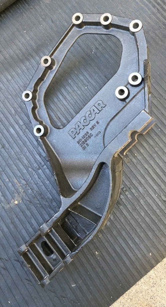 B11-1026 PACCAR LEFT HAND BRACKET DRIVE FRONT SPRING