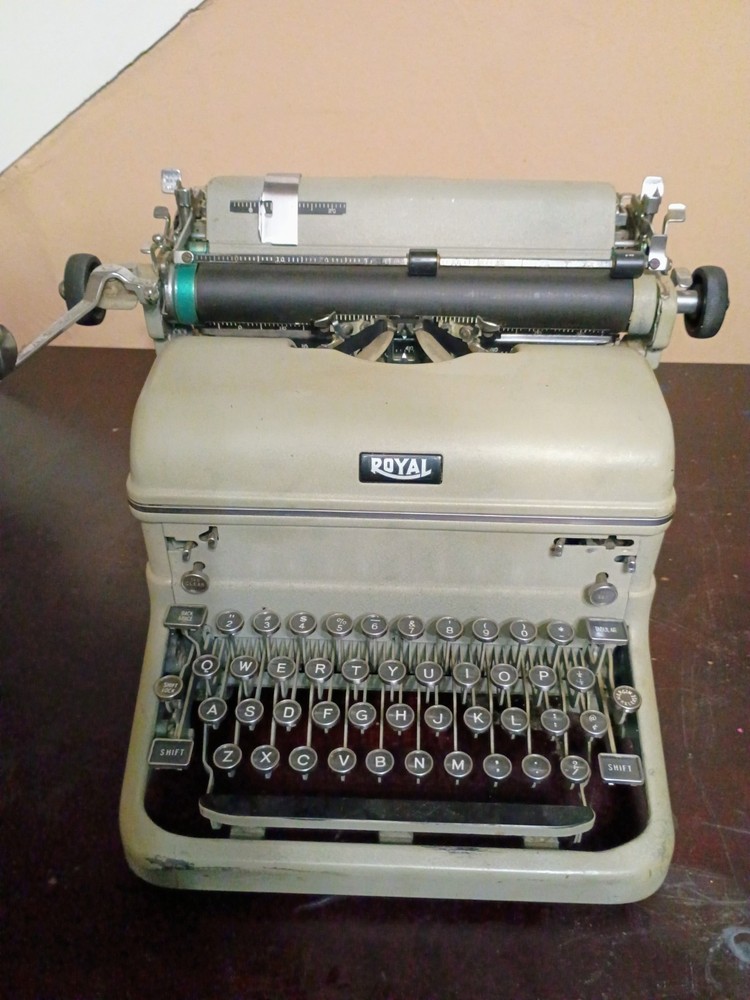 Vintage 1940s KMM Royal Typewriter