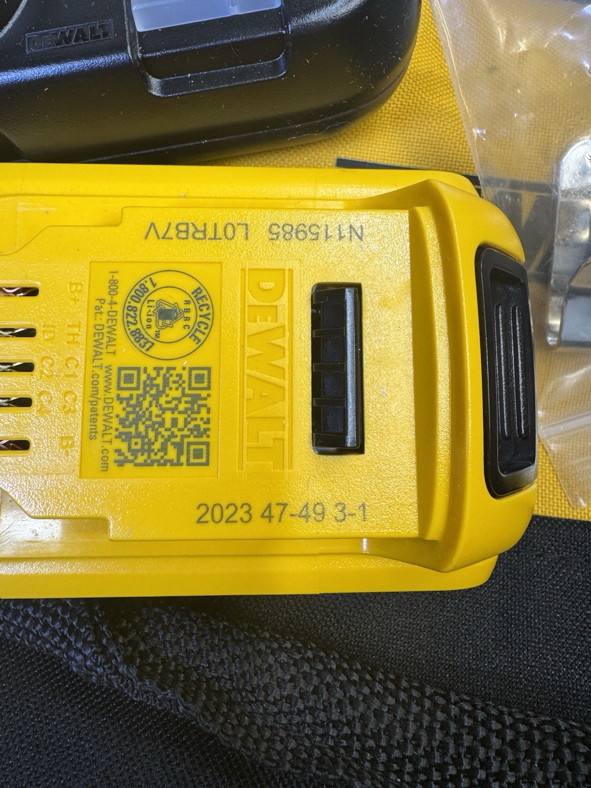 Dewalt (DCN45RND1) 20V MAX Lithium-Ion 15-Degree Cordless Roofing Nailer Kit