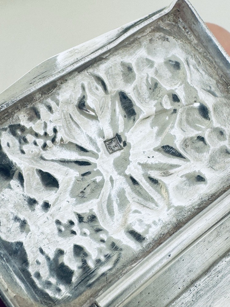 Vintage Solid 900 Silver Floral Design Pill / Snuff Box