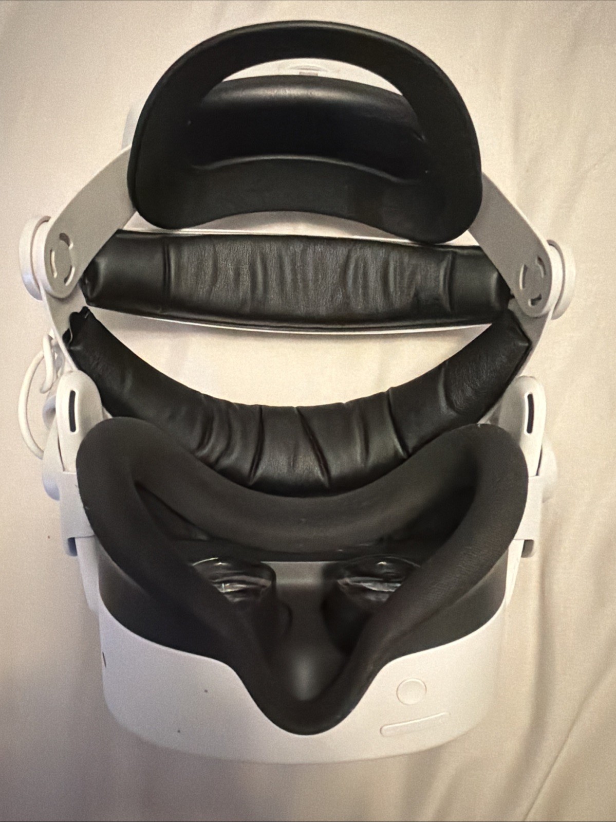VR HEADSET Comes with Controllers In Perfect Working Condition Used