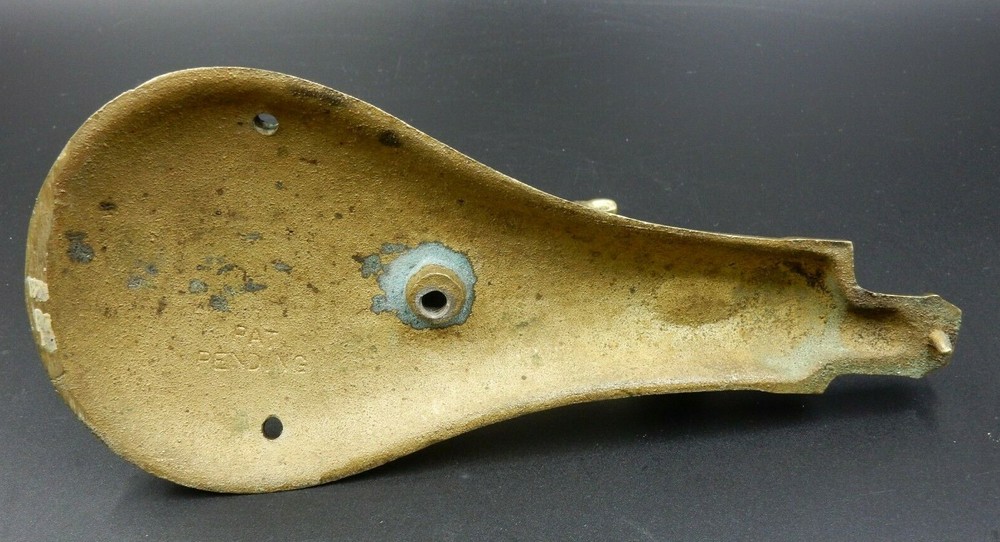 VINTAGE PISTOL & POWDER FLASK SOLID BRASS DOOR KNOCKER