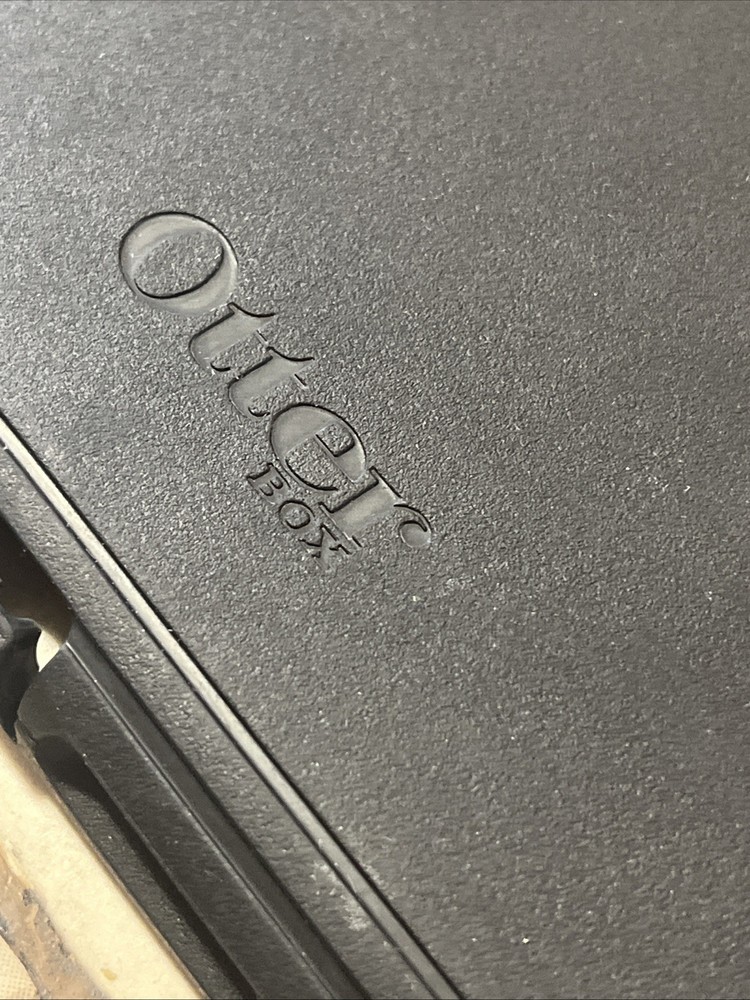 iPad 8 WiFi Cellular Otterbox Case Great Condition Broken