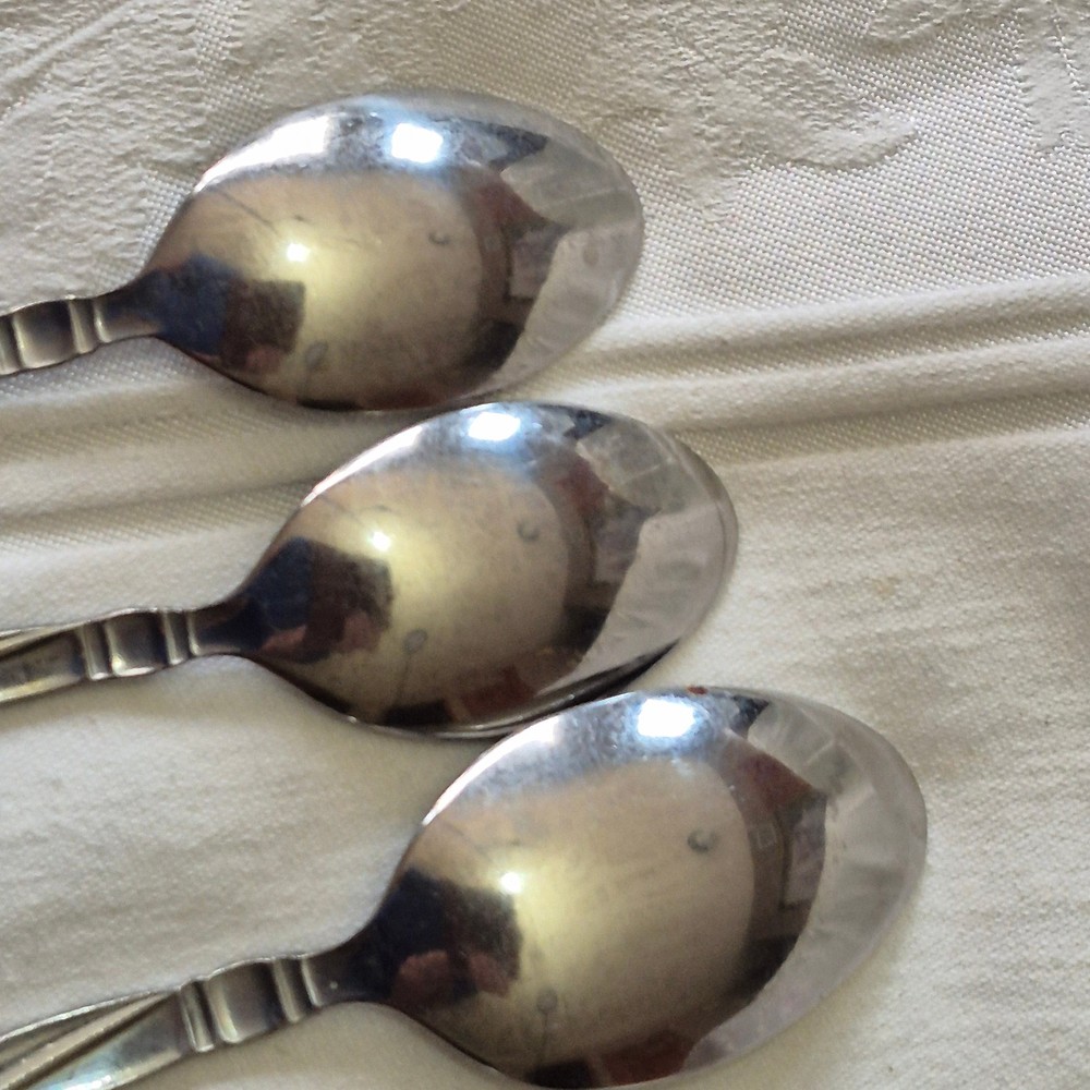 Modern Twist Flatware By International Silver 26 pieces