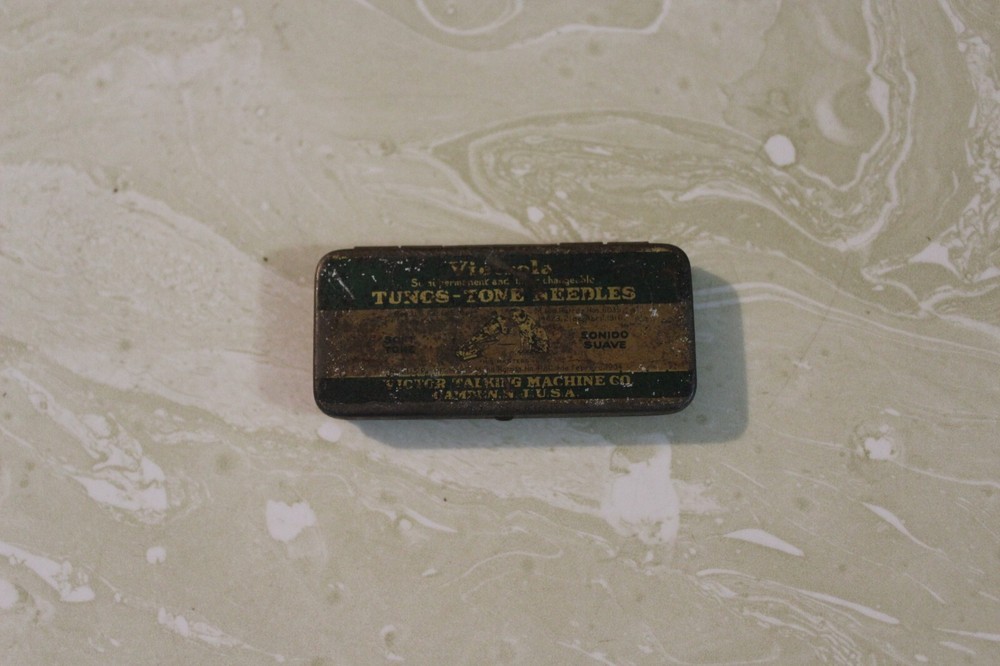 AS FOUND, VICTOR TALKING MACHINE CO. NEEDLE TIN WITH ASSORTED NEEDLES