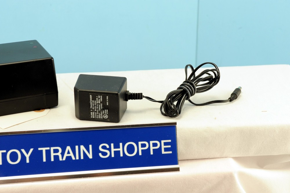 LIONEL 12911 TRAINMASTER TMCC COMMAND BASE W POWER SUPPLY & CABLE. GOOD COND.