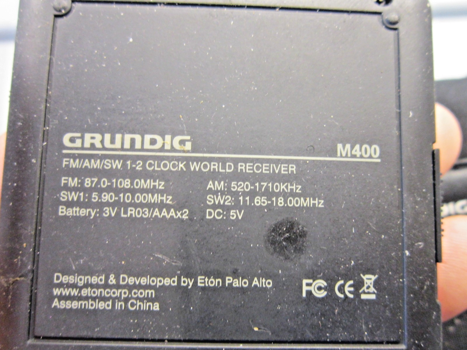 Grundig M400 AM/FM/SW 1-2 World Radio Black Working STICKY no battery cover