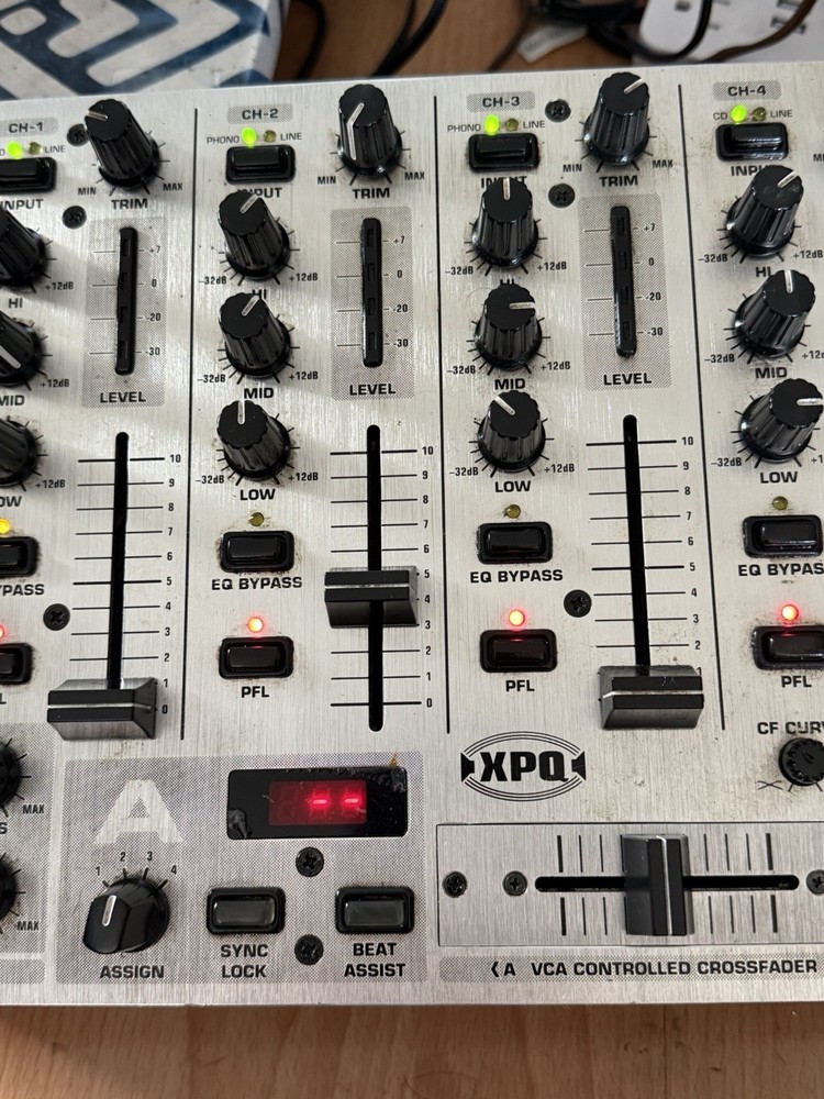 Behringer VMX 1000 Pro DJ Mixer