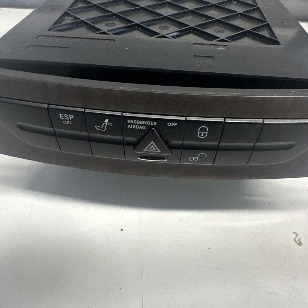 2002 MERCEDES E CLASS W211 4DR CD CHANGER HAZARD SWITCH A2116800552