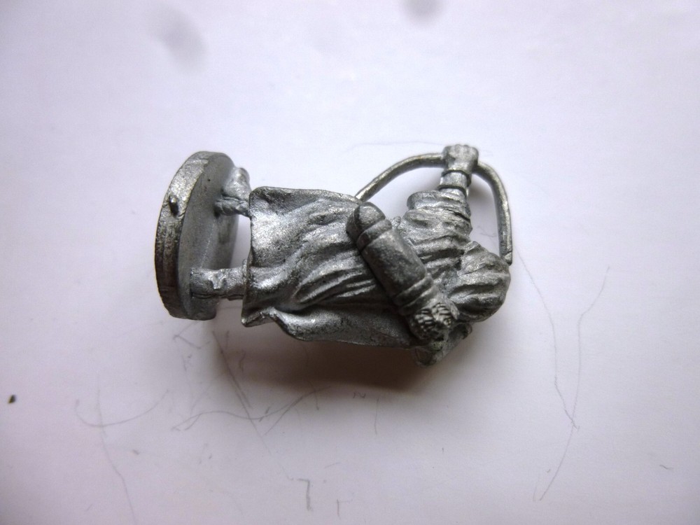 Metal Magic Ranger Round C1022f Solid base figure archer vintage