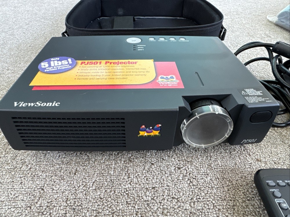ViewSonic PJ501 3 Panel LCD Digital Multimedia Projector VPROJ25048-1W With Case