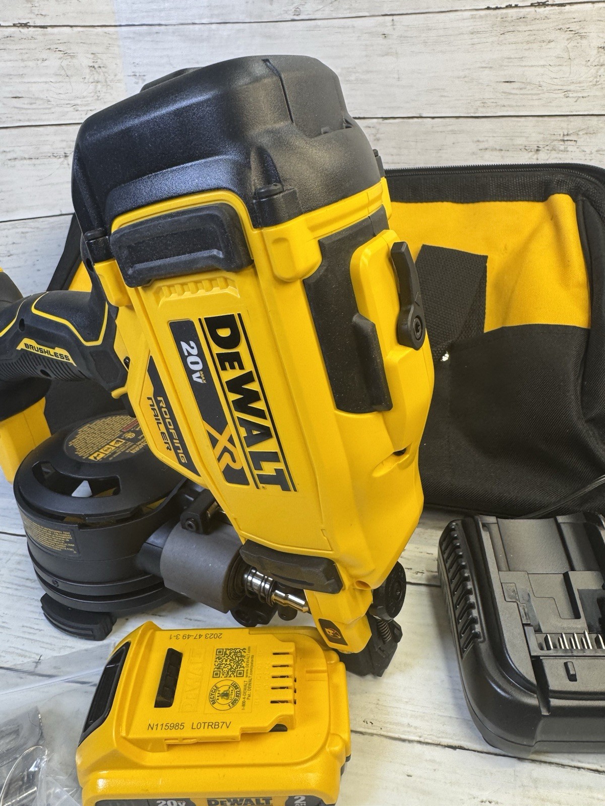 Dewalt (DCN45RND1) 20V MAX Lithium-Ion 15-Degree Cordless Roofing Nailer Kit