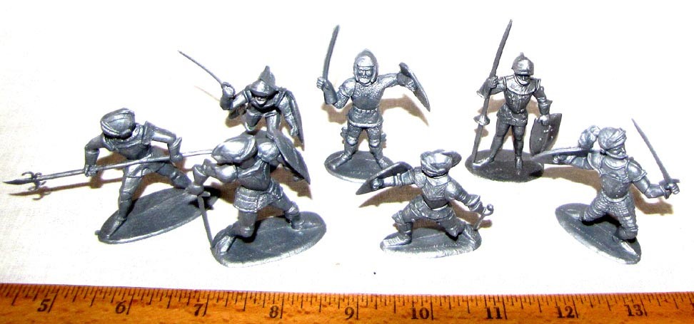 Dom Plastik  medieval knights plastic toy figures x 7