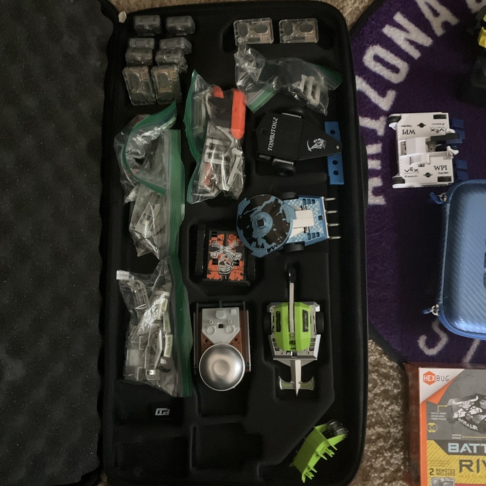HEXBUG BatteBots Rusty & Tombstone and 4 customizable battlebots