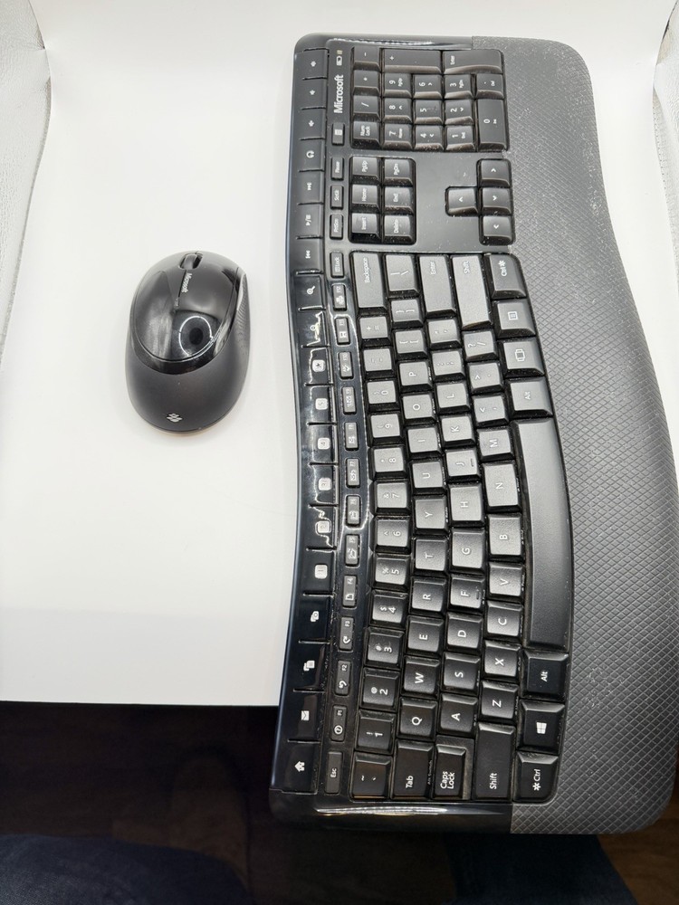 Microsoft 1728 Keyboard & Wireless Mouse 5000 Keyboard Powers On-*Missing Dongle