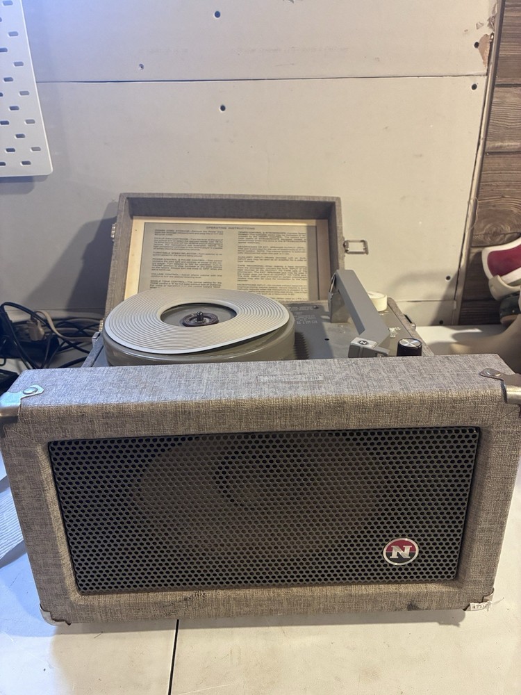 RARE Vintage Newcomb Portable Turntable Solid State Suitcase Record Player RT 15