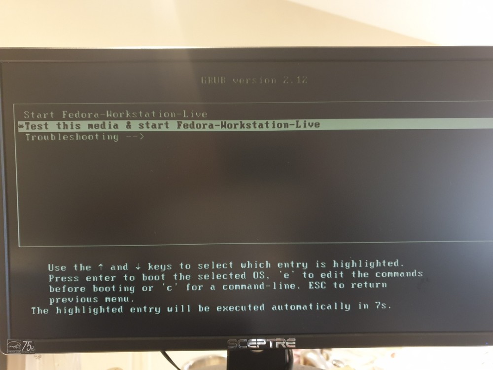 Linux Fedora V43-1.6, 64-bit, Bootable Live and Install USB Flash Drive