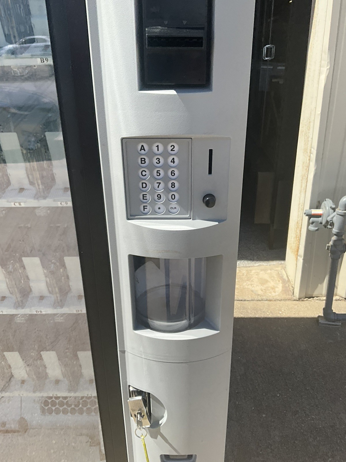 24 Dixie Narco Bev Max CPI Glass Front Beverage Vending Machine 5800-4HC refrige