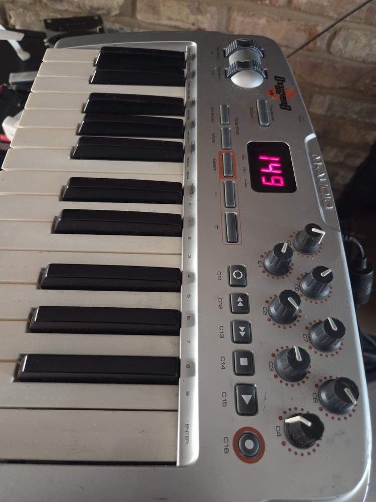 M-Audio Oxygen8 v2 25-Key MIDI USB Keyboard Controller Pitch Mod Faders Knobs