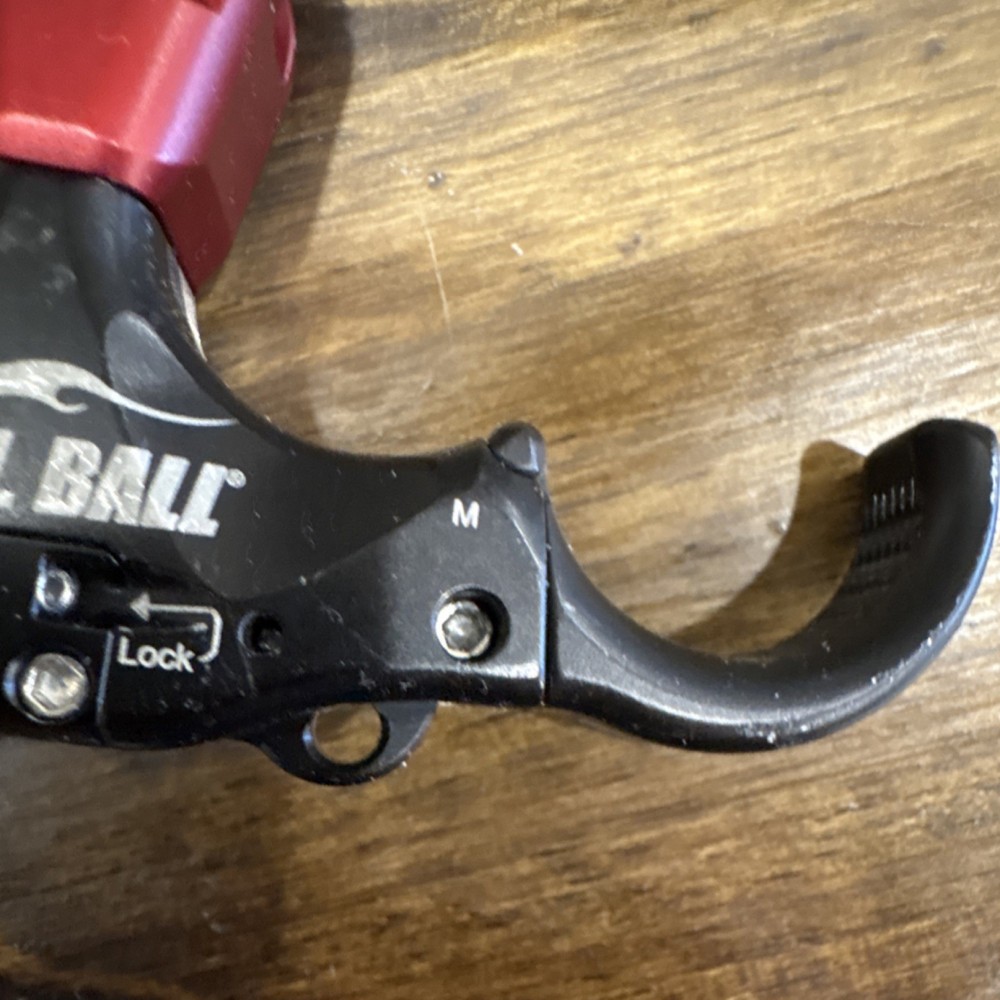 T.R.U. Ball ultimate flex medium Release. Thumb button. Black Silver Red