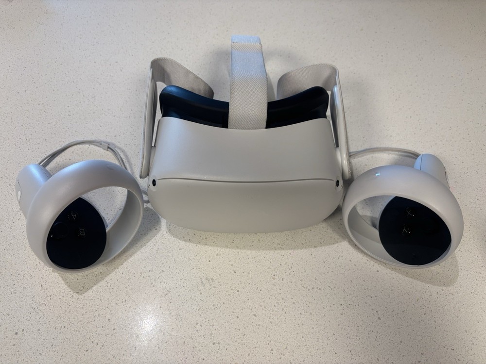 ***Excellent*** Meta Oculus Quest 2 128GB VR Headset W/Controllers