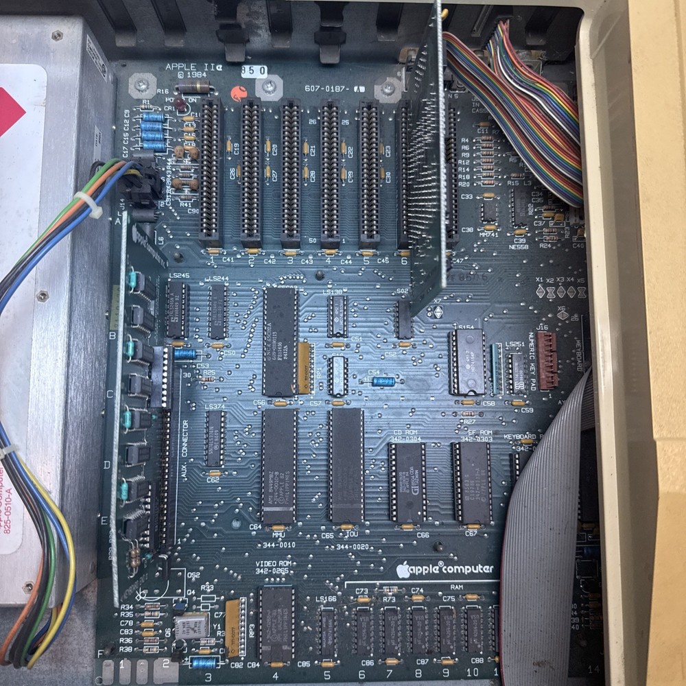 Apple IIe A2S2064 Vintage Personal Computer. Power Tested. Light On.