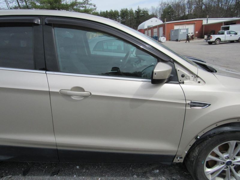 ESCAPE 2017 Glove Box 957756