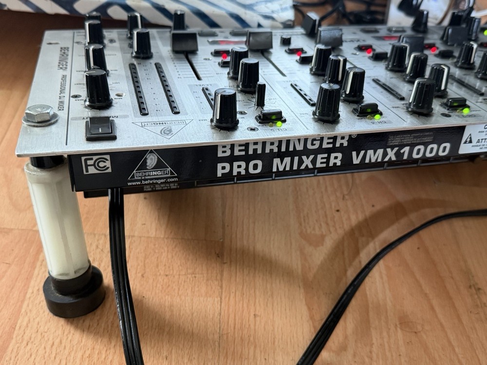 Behringer VMX 1000 Pro DJ Mixer