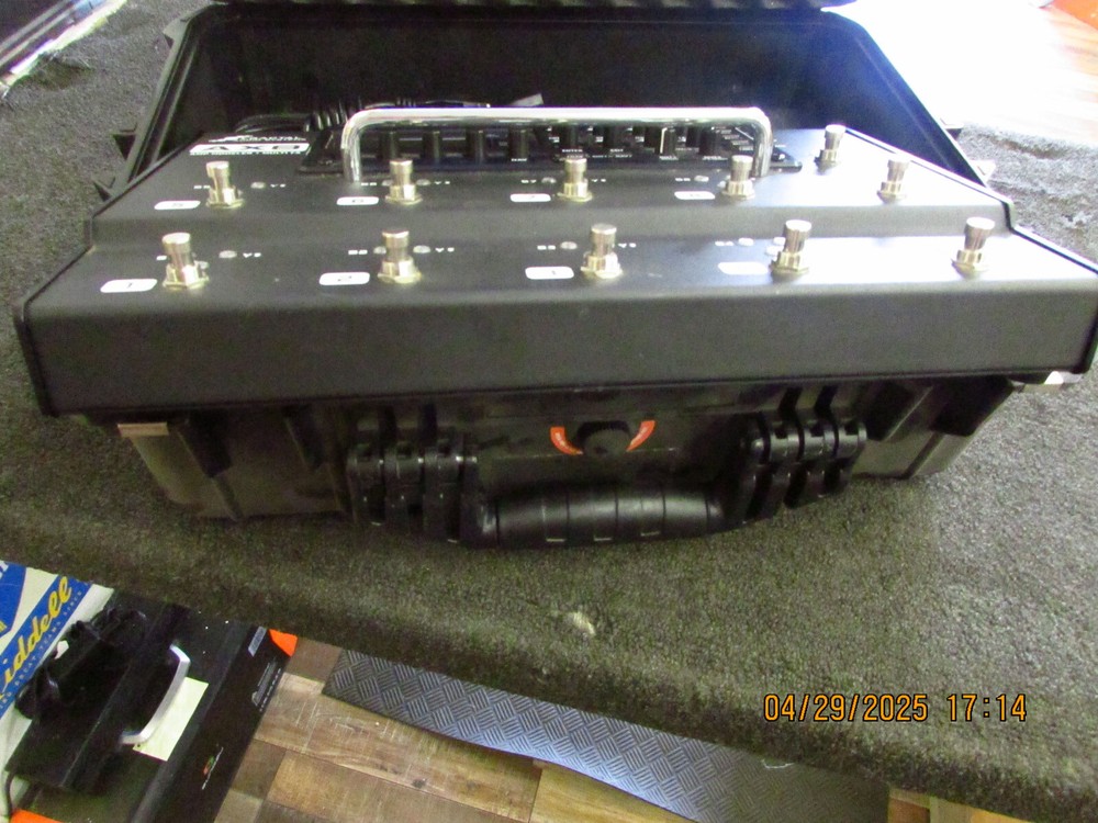 Fractal Audio Systems AX8 Amp Modeler/Multi-FX Processor - Black