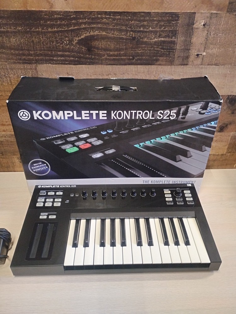 Native Instruments Komplete Kontrol S25 Mk1 with power supply
