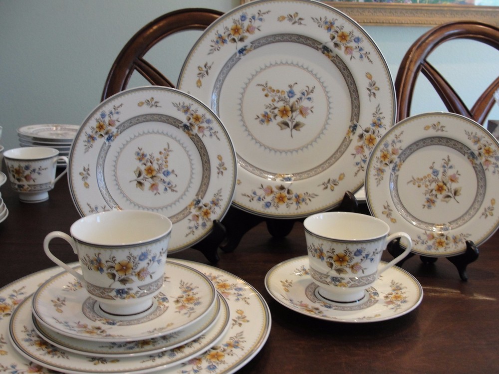 MIKASA CHIPPENDALE 2 5-PIECE PLACE SETTINGS LOT A