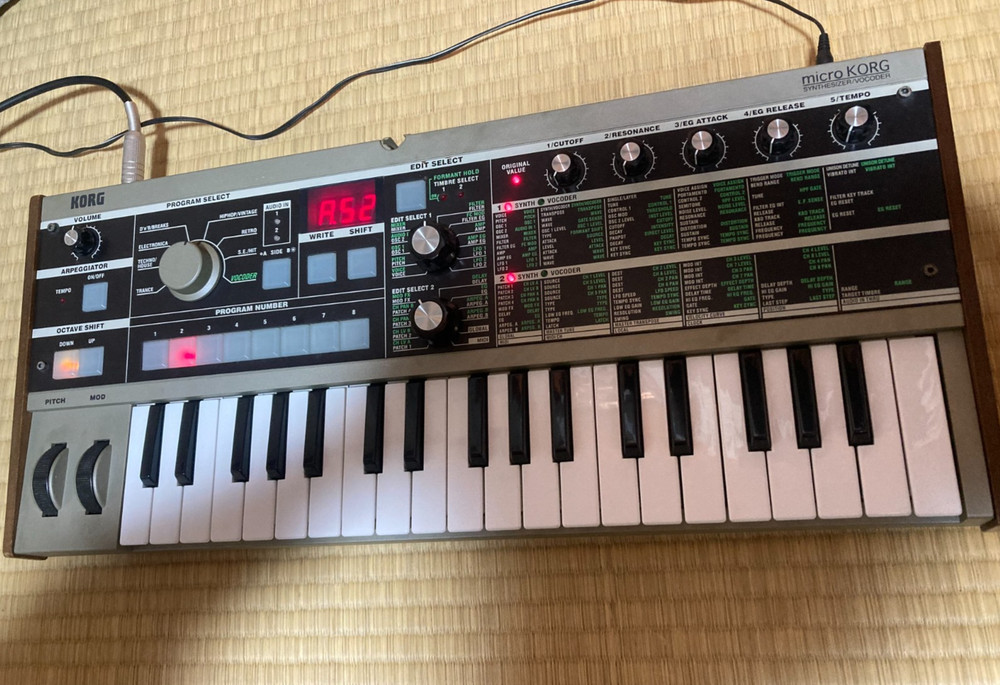 Korg MicroKorg Synthesizer Vocoder Analog Modeling 37-Key Keyboard