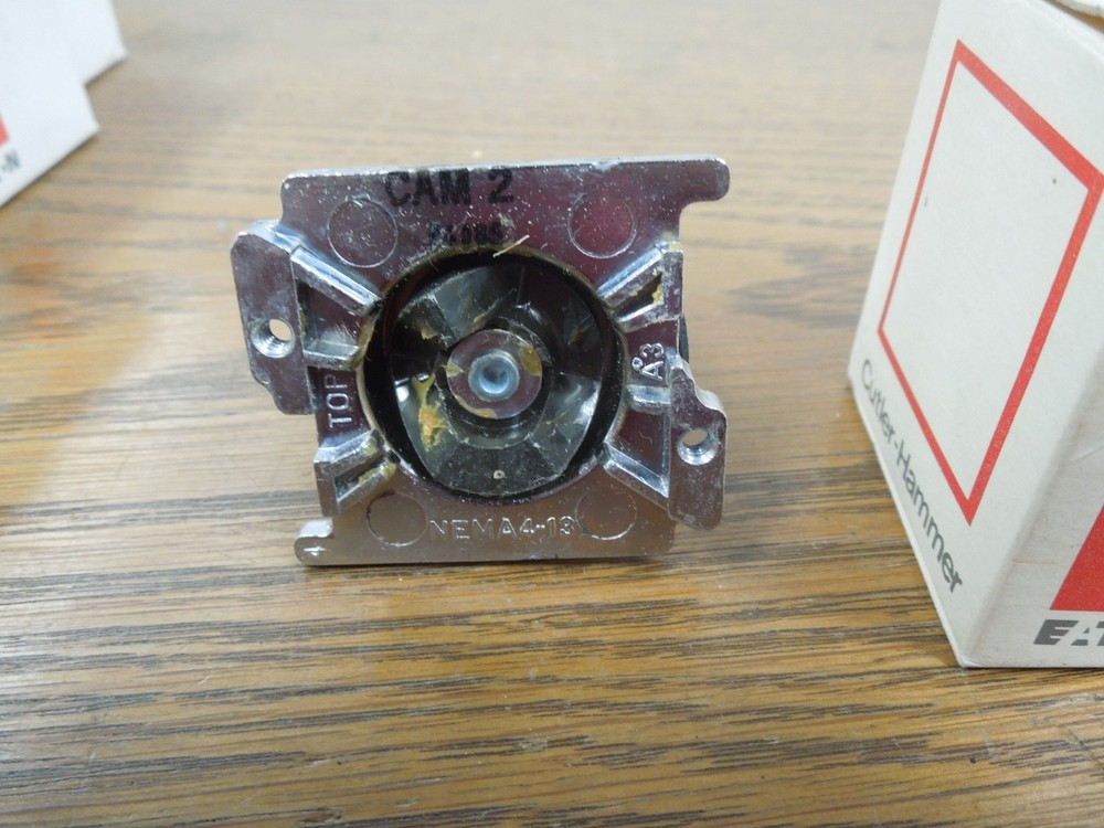 Cutler-Hammer 10250T1422 3 Position Selector Switch Maintained Surplus