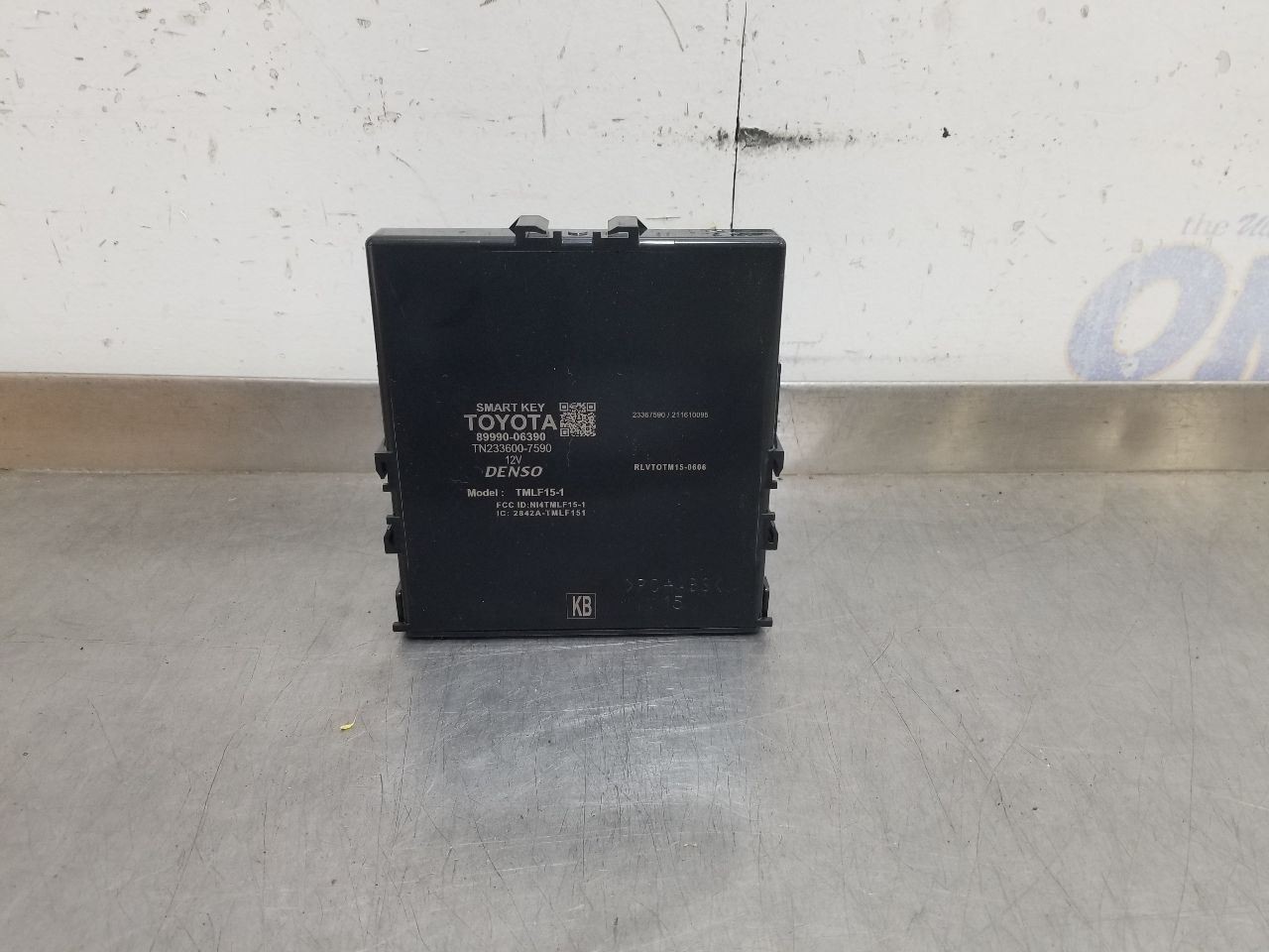 21 TOYOTA CAMRY THEFT LOCKING CONTROL MODULE 8999006390