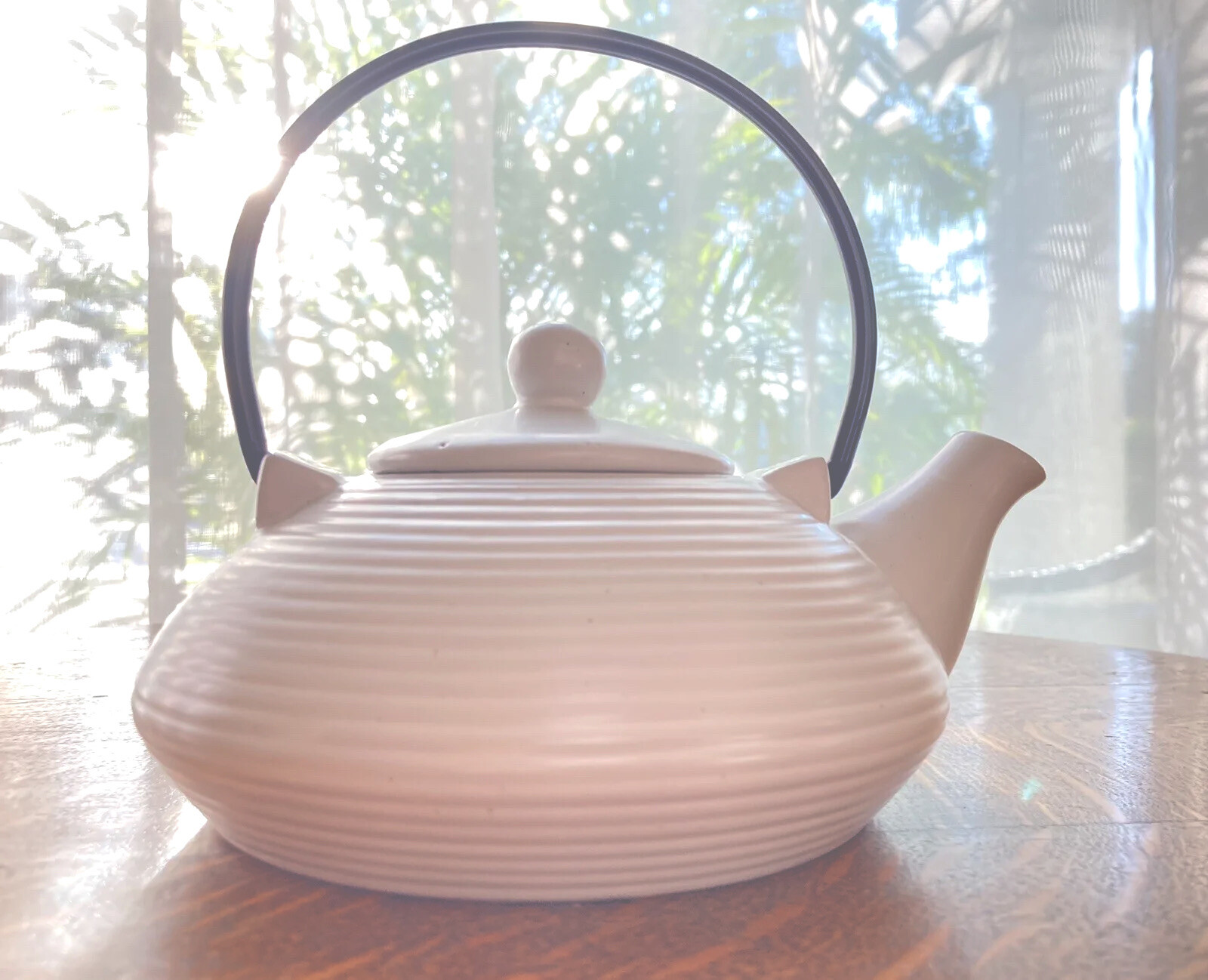 DesignPac Modern Ribbed Cream Cloud Stoneware Teapot Metal Handle
