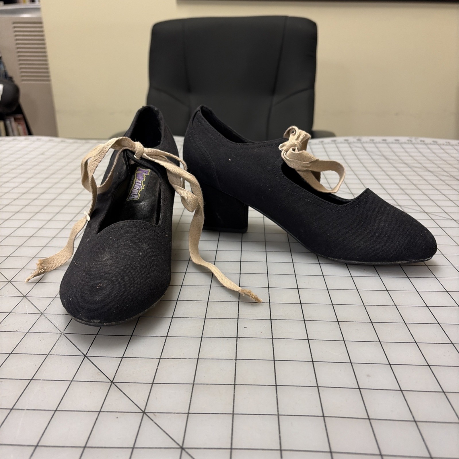 'Costume' style Women's Colonial era Shoes with tan tape ribbon, SZ 11 (W)