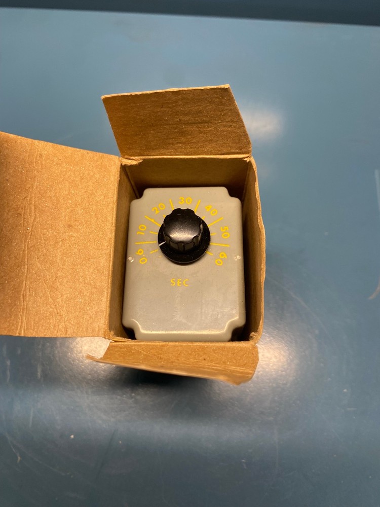 SQUARE D SOLID STATE TIMER RELAY 35040