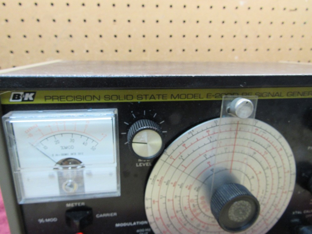 Vintage B & K Precision E-200D Solid State RF Signal Generator Dynascan