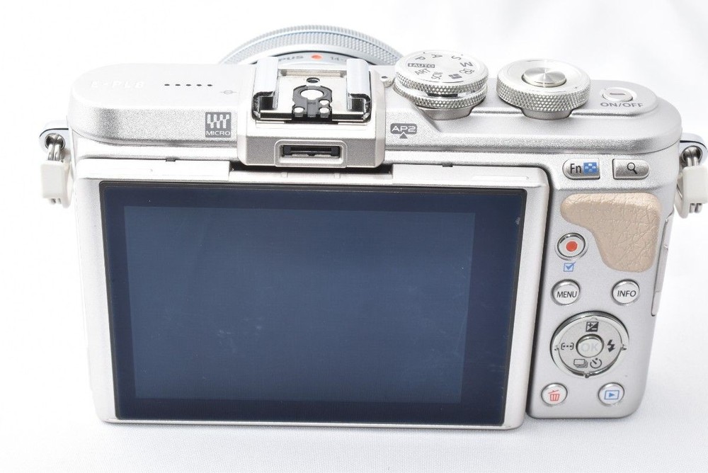 OLYMPUS PEN E-PL8 White Lens Kit