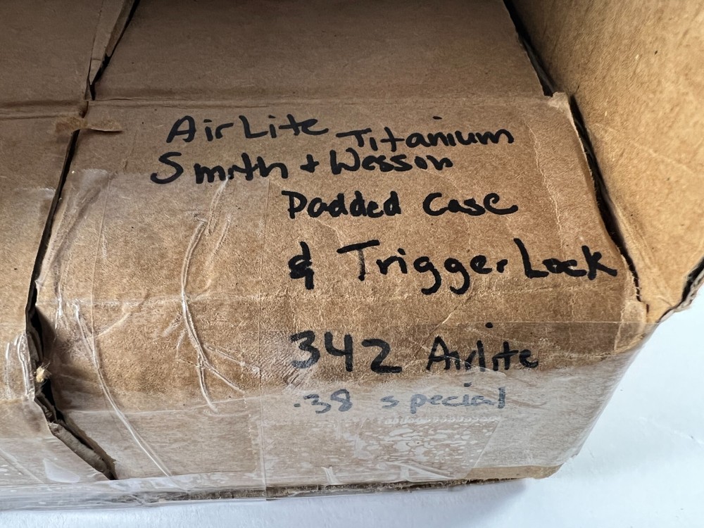 Smith & Wesson – AirLite Titanium – Padded Case with Lock & Key