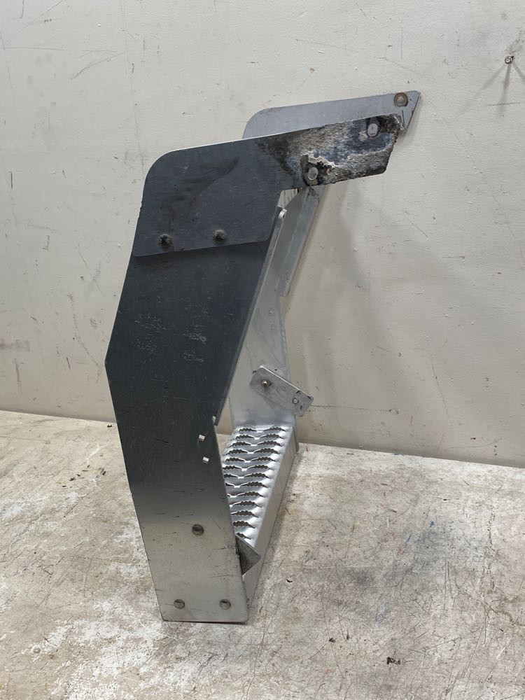 2016 Kenworth T660 Frame Step (722-10186)