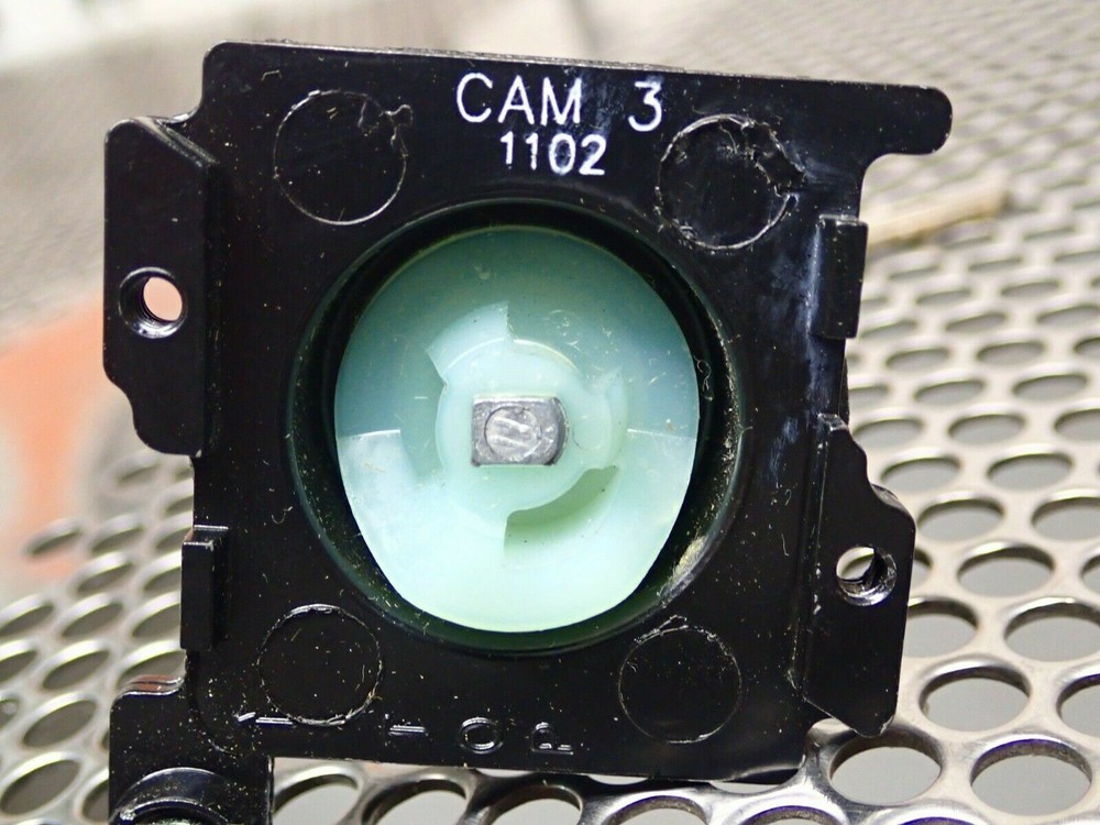 Cutler-Hammer E34KMB4 Ser A3 Keyed Selector Switch 3 Position Momentary New