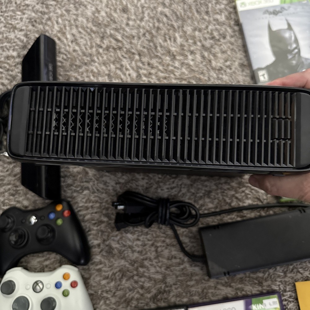 XBox 360 Slim Bundle 120GB, 6 Games, Power Cable, 2 Controllers, Kinect TESTED