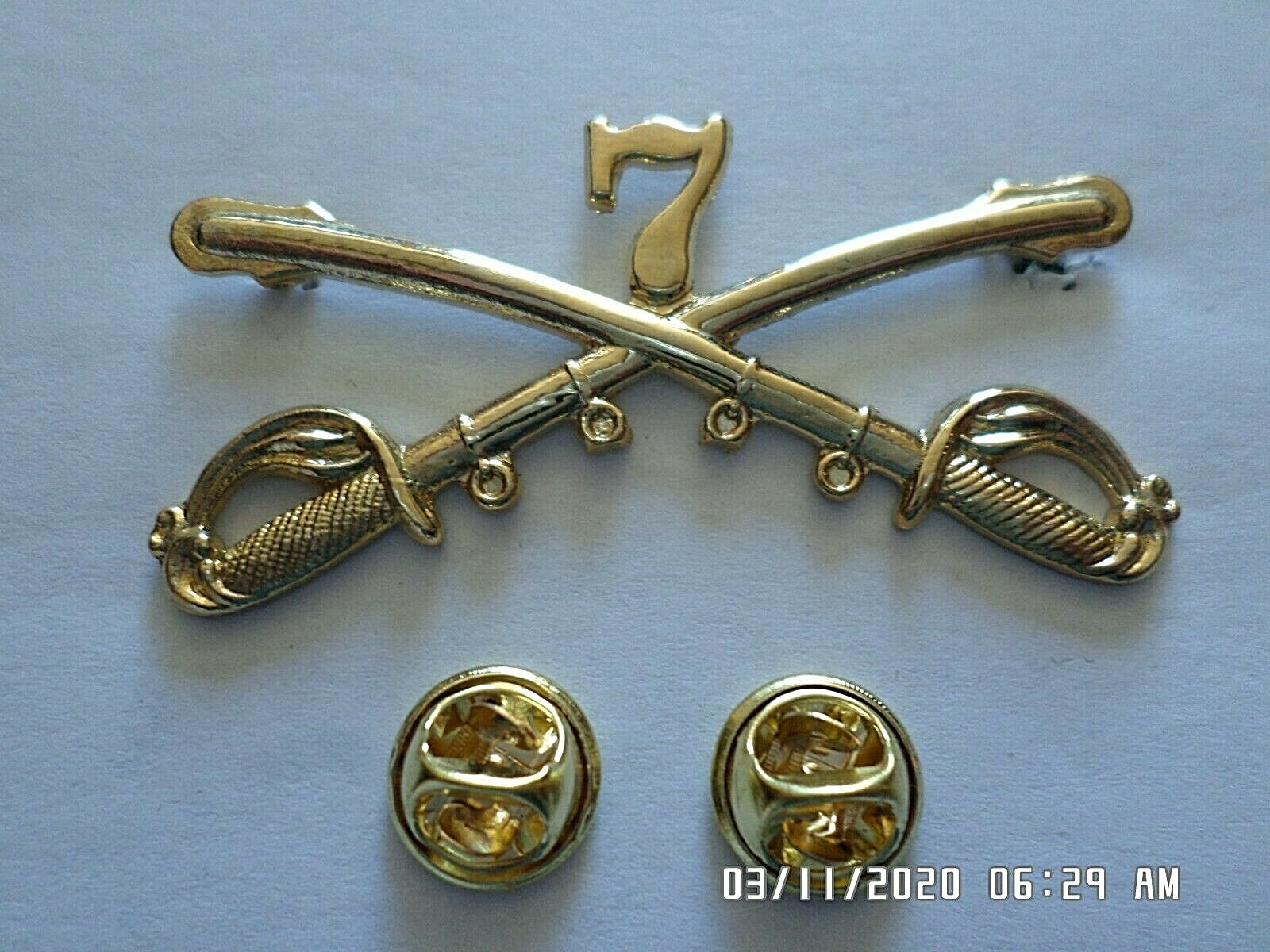 U.S MILITARY 7th CAVALRY METAL HAT BADGE PIN CROSSED SABERS SWORDS GEORGE CUSTER