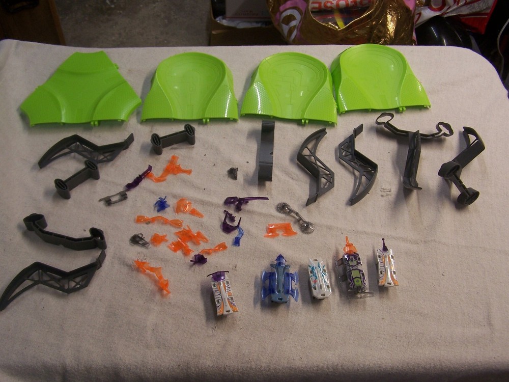 HEX BUG battle arena and 5 bugs with parts  nice shape