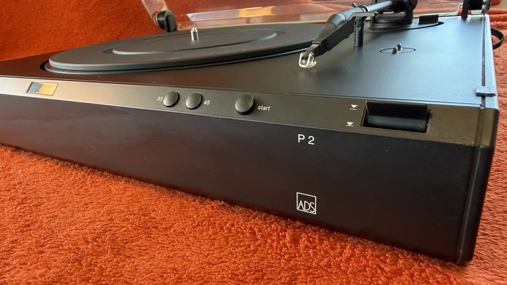 ADS P2 Turntable, Ortofon cart, Direct Drive Auto Return