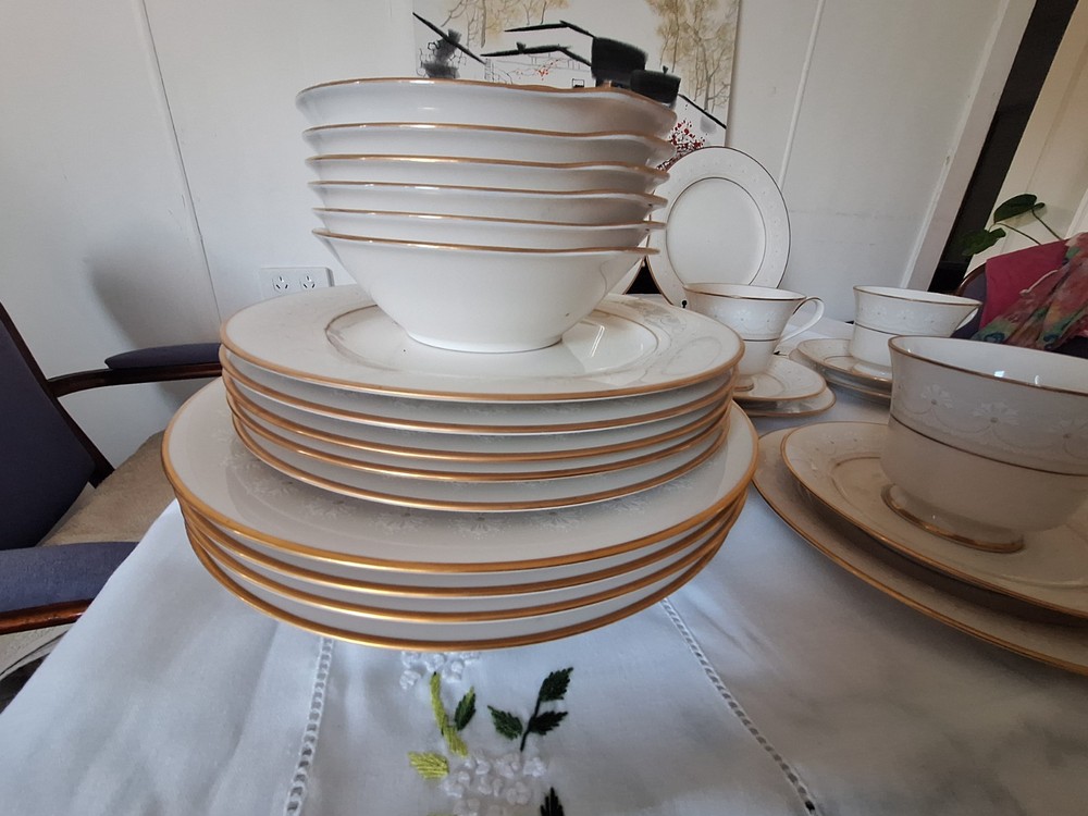 Dinner set, Noritake Caledonia pattern 7091, from Japan, 35 pieces