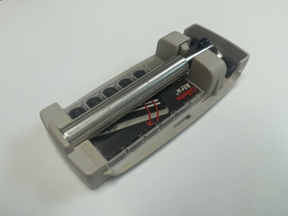 Gillette Atra Razor w/ Case & Refills