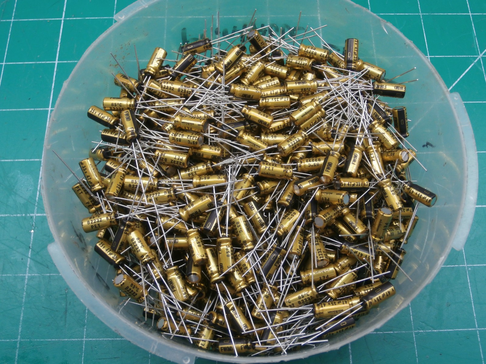 Nichicon UFW Audio Grade Gold Series 47uf 35v Electrolytic Capacitors 30pcs