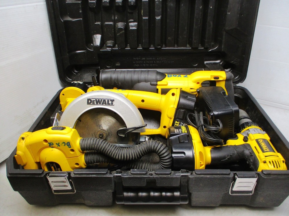 DEWALT 18-Volt Cordless 4 Tool Combo Kit Drill, Saw, RECIP Worklight 3 battery